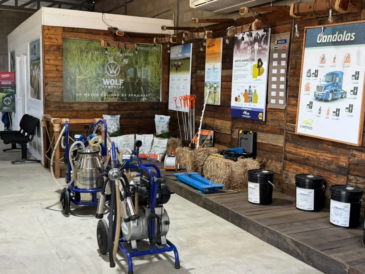 Exhibición de equipos e insumos: ordeñadoras, semillas, cercas eléctricas y aretes para ganado.